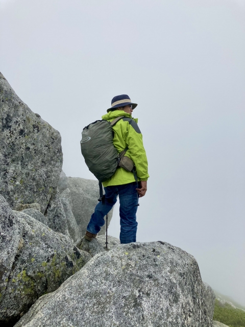 旅の途中に遠くを見つめる緑川森尾の写真