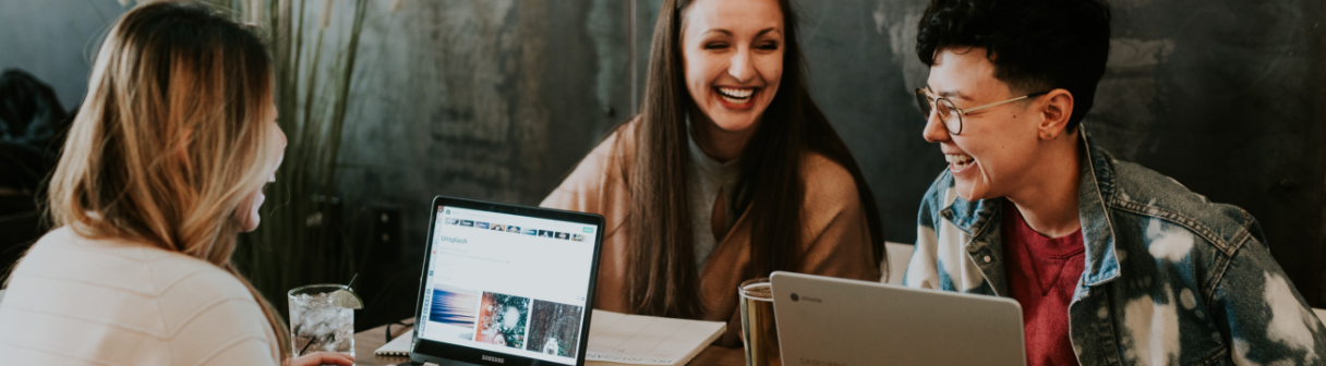 男女3人で楽しそうに話している様子の写真