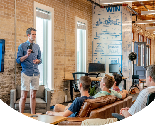 男の人が授業をしている風景の写真