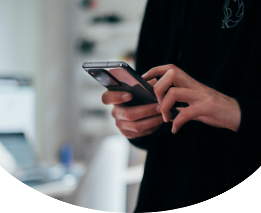 携帯を触っている人の手元写真